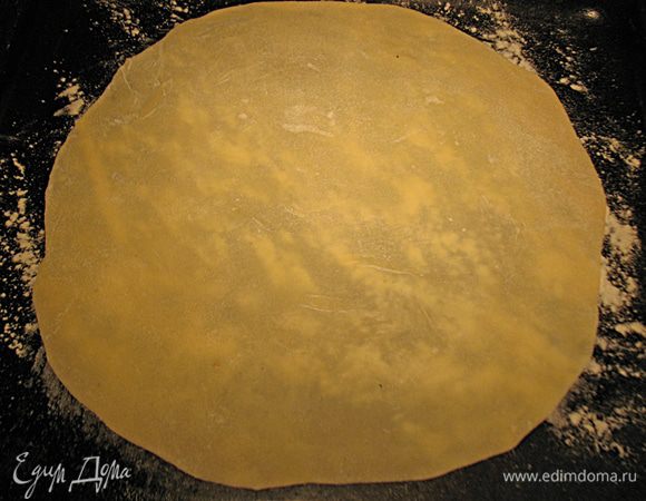 Раскатать корж диаметром 22-24 см. Коржи получаются тонкие почти прозрачные. Коржи выпекать в предварительно разогретой духовке до 200 градусов до золотистого цвета. 