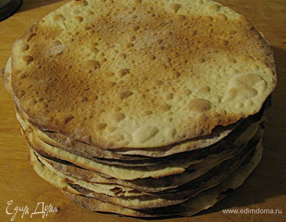 Я выпекаю так один корж в духовке другой я раскатываю.  И так все 16.  Готовый корж сразу обрезать. 