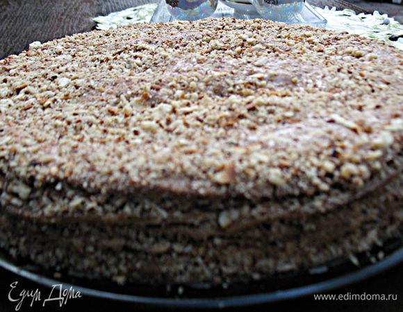 Даем торту пропитаться ночь. Но можно процесс ускорить - мазать крем на горячие коржи, и без орехов.