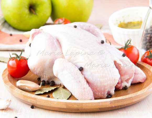 Цыплят хорошо вымыть и протереть сухим полотенцем. Посолить и поперчить снаружи и изнутри.