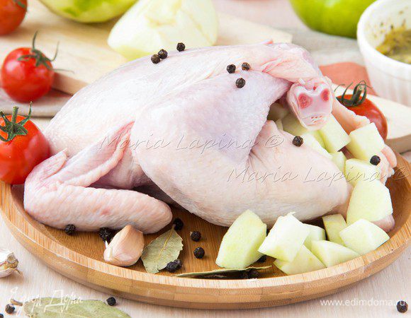 Плотно нафаршировать яблоками цыплят.