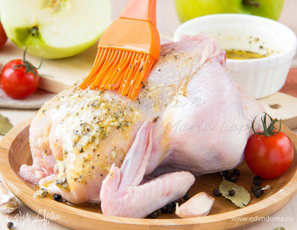 Чеснок мелко порубить или выдавить через пресс. В небольшой мисочке растопить сливочное масло, добавить оливковое масло, чеснок и травы. Травы можно использовать абсолютно любые, какие вам ближе. Щедро смазать цыплят получившимся соусом.