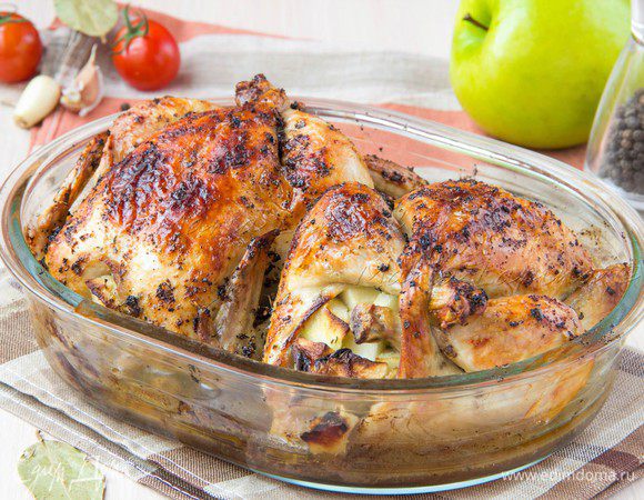 Положить цыплят в форму, добавить 100гр воды и бросить в воду лавровый лист для аромата. Поставить запекаться в духовку при температуре 200С на режиме верх+низ на 40-50 минут.