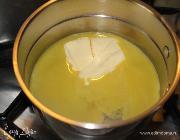 Подготовить ингредиенты для теста. Взять ковш/кастрюлю с толстым дном, выложить масло, добавить воду, соль и поставить на огонь. Дать закипеть и сразу сделать огонь минимальным. 