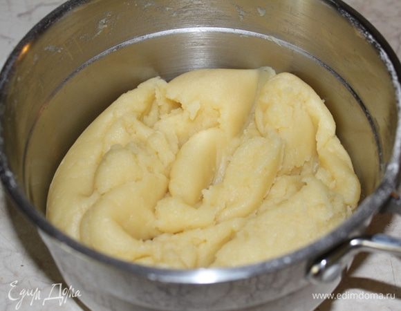 Добавить ванилин, далее муку. Энергично мешать деревянной лопаткой 3-4 минуту. Снять с огня и оставить на 1-2 минуты.
