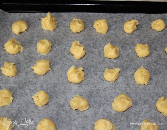 Разогреть духовку до 180 градусов.
Выложить шарики размером с грецкий орех на выстеленный бумагой для выпечки противень. 