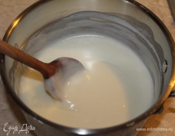 1 стакан молока довести до кипения, в 0,5 ст. молока развести весь крахмал и муку. Тоненькой струйкой ввести в кипящее молоко. Убавить огонь до минимума и 3 минуты варить, помешивая. Получится масса, похожая на очень густой кисель. Снять с огня и остудить.