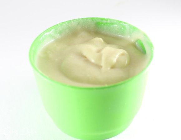 Понемногу вводить молочный кисель, наблюдая за консистенцией. Крем должен быть гладкий и в меру густой. Добавить сахар и ванилин. Убрать крем в холод на 30-40 минут. 