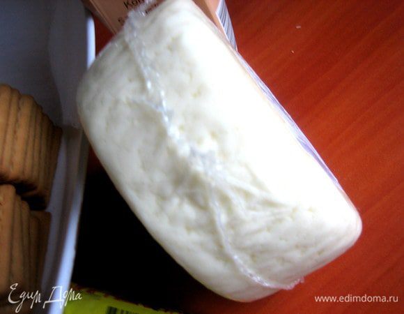 Сначала делаем начинку...Вот такая головка творожного спресованного сыра весом 600 г. Он пресный,годится и в салаты и в выпечку. Обычно я делаю этот торт с творогом (2-3 пачки).