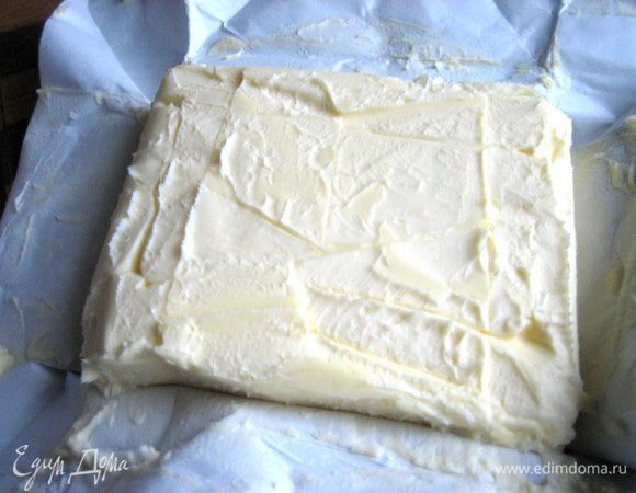 Масло заранее достаём и держим час без холодильника.