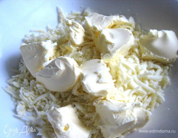 Мягкое масло добавляем к сыру...