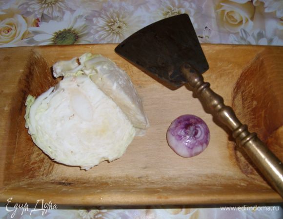 Половинка небольшого вилка капусты порубить сечкой в корыте. Можно нашинковать на комбайне через мелкую терке. Отжать немного воды.