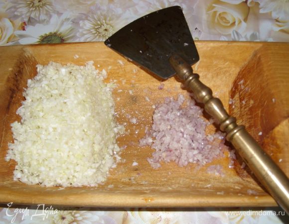 Порубить одну большую луковицу или порезать мелко. Смешать с капустой, добавить сырое яйцо, топленое масло и соль. Начинка готова.