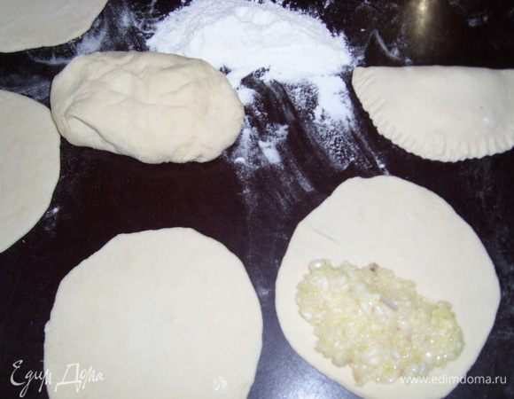 Замесить тесто как на пельмени, чтобы не прилипало к рукам. Раскатать на небольшие сочни и класть начинку.