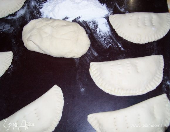 Хорошо залепить пирожки, можно вилкой и проткнуть сверху.