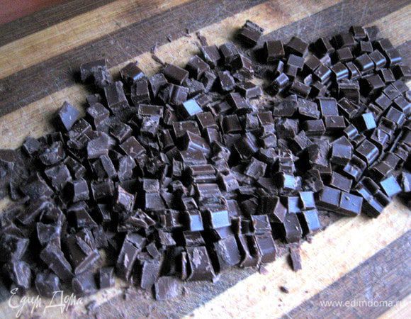 Потом на мелкие кубики...,чтобы чувствовались кусочки!