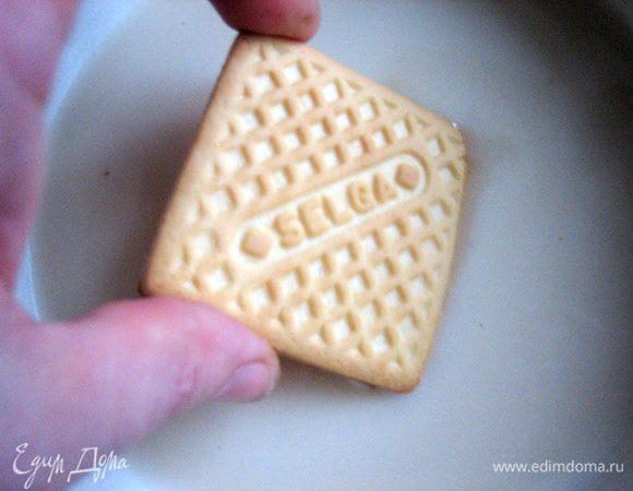 Теперь каждую печеньку обмакиваем в подогретое молоко...