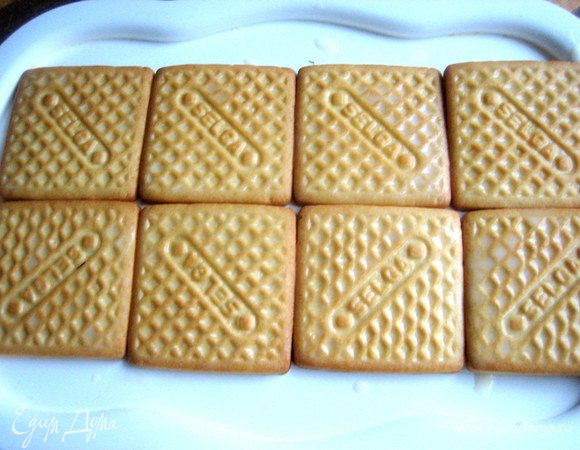 Выкладываем на заранее подготовленный подносик или плоское блюдо.