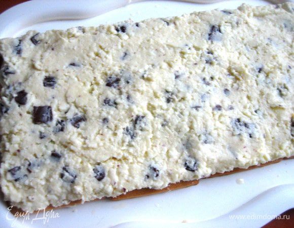 Ровным слоем распределяем сверху треть начинки...