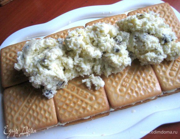 Обмакиваем печенье для второго слоя и снова сверху крем...