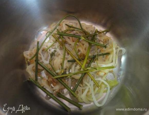 На дно кастрюли или сотейника выложить 1/3 жареного лука (можно еще и палочки зеленого укропа). 