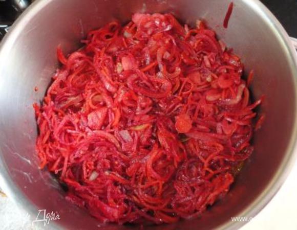 Затем выложить  слой рыбы. Выложить на нее половину маринада ( в этом случае маринад  не надо тушить 20 минут ), затем еще слой рыбы и вылить остальной маринад. Дать закипеть и тушить на медленном огне 30 минут.
Подавать с гарниром или как самостоятельное блюдо в теплом или холодном виде.

