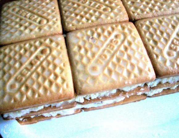 Третий слой печенья...Снова крем...И последний четвёртый слой печенья.