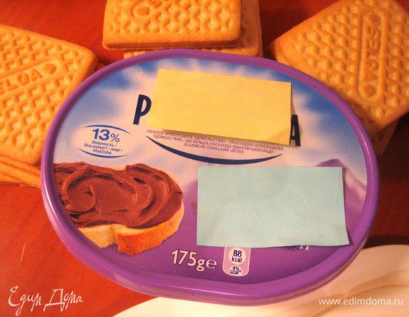 Вместо шоколадной глазури я решила взять шоколадный мягкий сыр "филадельфия" (раз уж торт с сырной начинкой!). Его обычно используют на хлеб на завтрак)))
