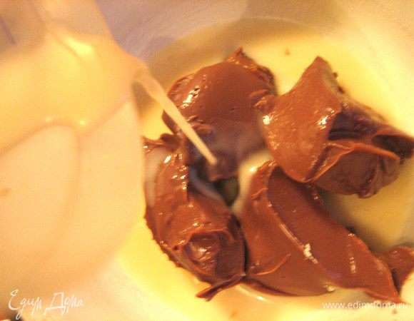 Поэтому ставлю на водяную баню и добавляю немного сливок или молока,оставшегося от макания печенья.