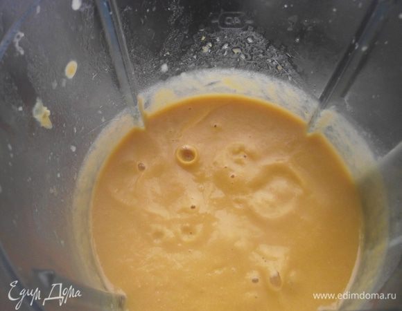 Затем готовую тыкву и овощи отправляем в блендер, измельчаем в пюре, вливаем маленькими партиями бульон и снова взбиваем. Густоту регулируете по своему предпочтению.

Переливаем все в кастрюльку, доводим до кипения, добавляем соль и перец по вкусу. Затем выключаем огонь, добавляем в суп пару столовых ложек оливкового масла. Закрываем кастрюлю плотной крышкой и даже можно укрыть сверху кухонным полотенцем. Наш суп будет настаиваться ещё 10 минут.
 