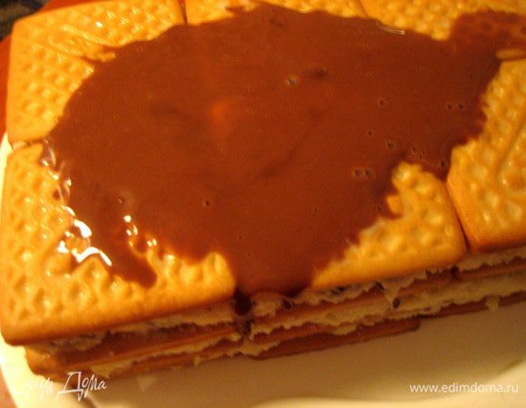 Наносим по ложечке крем на тортик...