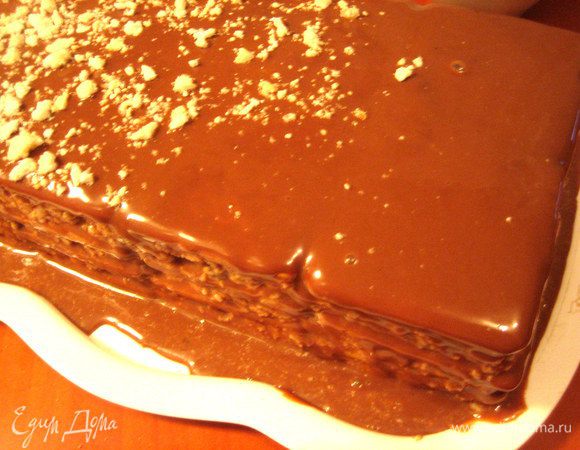 Промазываем бока при помощи силиконовой лопаточки или кисточки.