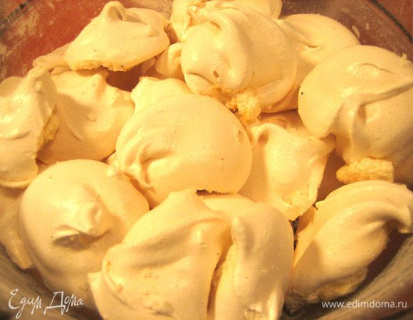 Для верха решила использовать обычное домашнее безе.