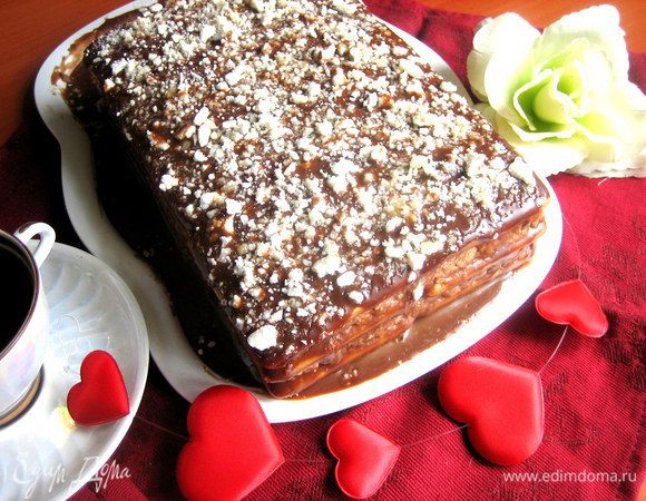 Утром достаём почти целый тортик ( у меня сзади особо нетерпеливые отрезали по кусочку для ночных чаепитий!)...