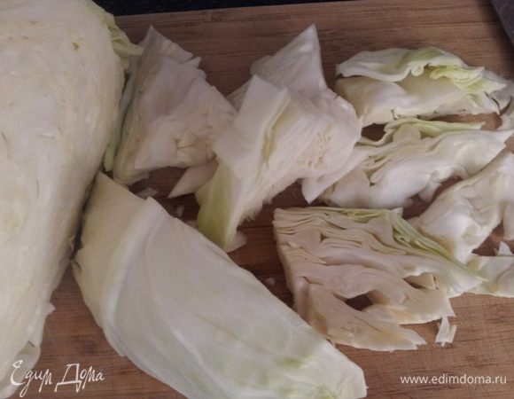 Нарезаем капусту ломтиками.