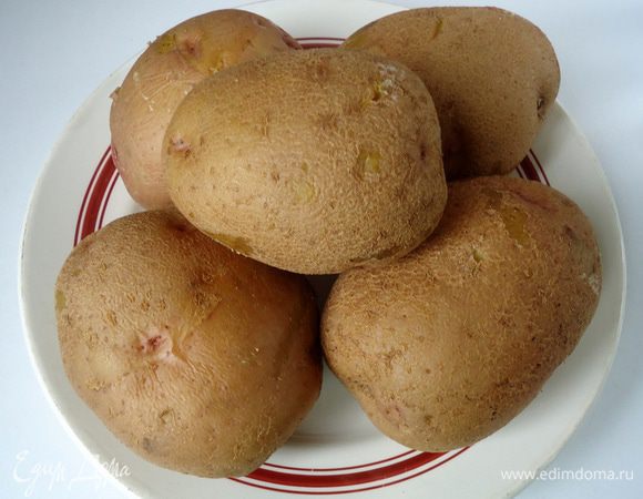 Картофель вымыть хорошо щеткой, отварить в кожуре до готовности. Так же отварить рис.
