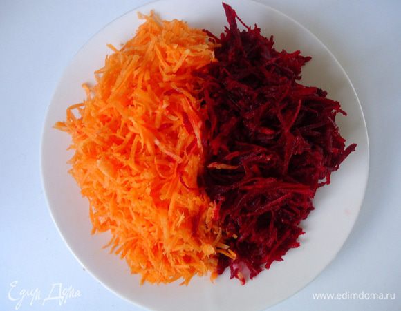 Свеклу и морковь вымыть, очистить и натереть на терке.

