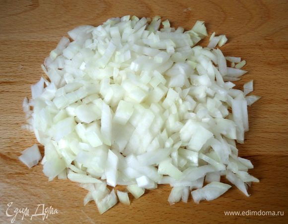 Лук порубить кубиком.