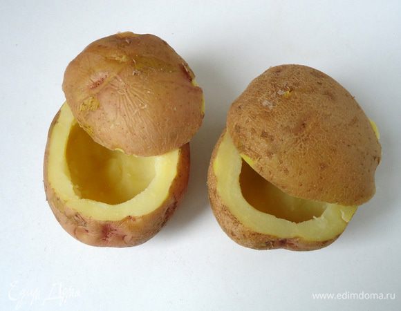 У картофеля отрезать крышечку и чуть-чуть подрезать донышко, для устойчивости. Ложкой вычистить серединку.
