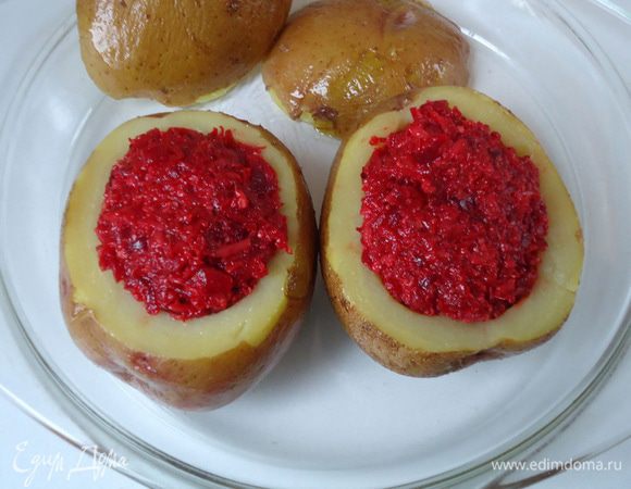 Картофель начинить подготовленным фаршем, бока смазать растительным маслом. Можно сверху слегка посыпать сырной стружкой. Поставить в разогретую духовку. Запекать при 180-200 гр. ~15-20 минут.
