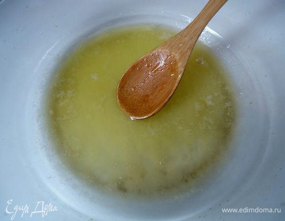 В кастрюльке разогреть масло.
