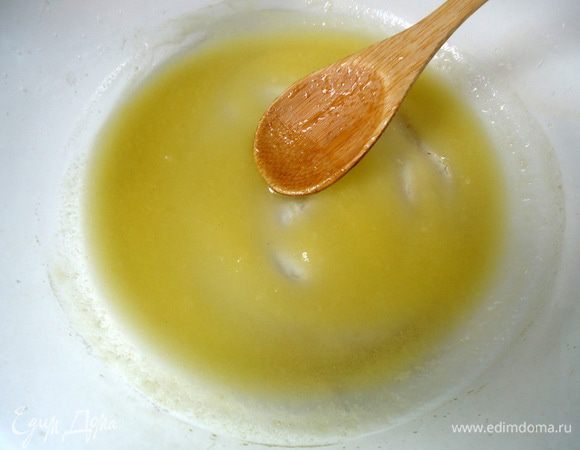 и прогреть в течение 1 минуты на малом огне. Так же, в отдельной посуде немного подогреть молоко.