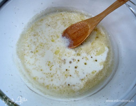 Снять кастрюльку с огня и влить молоко, помешивая. 
