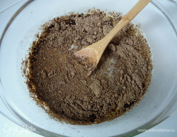 Так же ввести измельченные грибы, перемешать.
