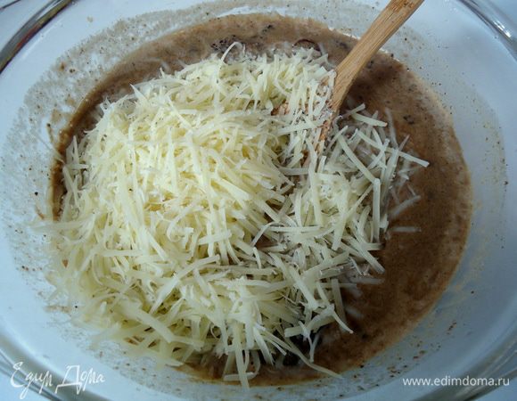 Добавить сыр Джюгас. Поперчить, посолить. Поставить соус на огонь и довести до однородности. Если соус получился густоватым, то его можно разбавить молоком или грибным бульоном. 
