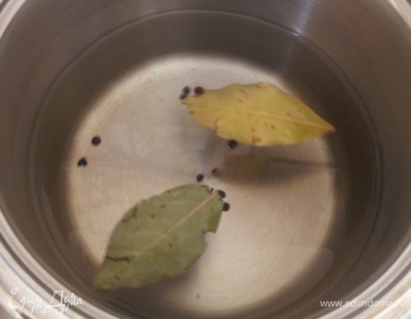 Все ингредиенты маринада перемешать и вскипятить.