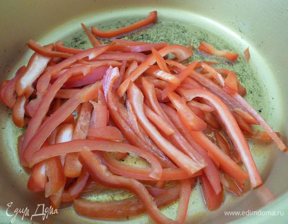 Нагреть немного масла в кастрюле, нарезать сладкий перец тонкими полосками и обжарить. 
