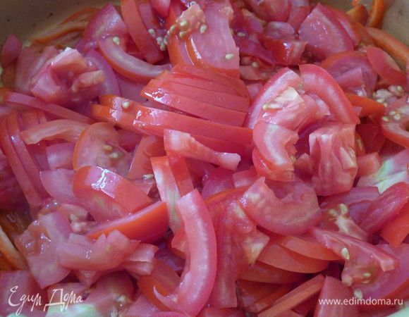 Нарезать помидоры тонкими ломтиками и добавить в кастрюлю.
