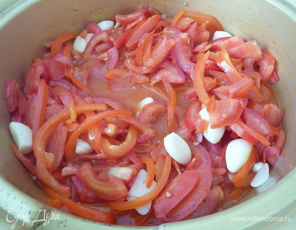 Очистите чеснок и один зубчик выдавить, два нарезать тонко на пластины, остальные оставить целыми и добавить всё в кастрюлю и уменьшите огонь.
