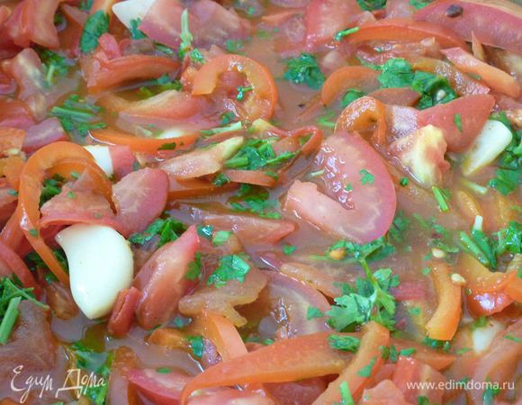 Добавить четверть кинзы , 1/2 ч. л паприки и куркуму.
Добавить ½ стакана воды и острый перец и тушить при закрытой крышке . 